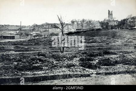 Une vue historique du Mont-Saint-Éloi, France, après les bombardements de l'artillerie, pendant la première Guerre mondiale. Une tour en ruines de l'abbaye du Mont-Saint-Eloi est vue sur la droite. À gauche, il y a ce qui semble être trois cabanes de caserne. Banque D'Images