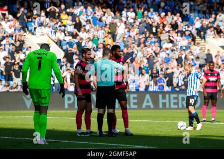 L'arbitre Ben toner remet une pénalité à Sheffield mercredi en signe de protestation contre les joueurs de Luton Town Banque D'Images