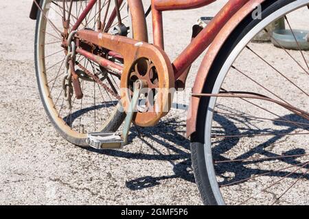 Détail de vieux vélo rouillé avec pédale et chaîne et son ombre sur le sol, à Zadar, Croatie Banque D'Images