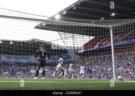 Cardiff, Royaume-Uni. 18 septembre 2021. Philip Billing de l'AFC Bournemouth marque son équipe au premier but. EFL Skybet Championship Match, Cardiff City v AFC Bournemouth au Cardiff City Stadium de Cardiff, pays de Galles, le samedi 18 septembre 2021. Cette image ne peut être utilisée qu'à des fins éditoriales. Utilisation éditoriale uniquement, licence requise pour une utilisation commerciale. Aucune utilisation dans les Paris, les jeux ou les publications d'un seul club/ligue/joueur. photo par Andrew Orchard/Andrew Orchard sports Photography/Alamy Live News crédit: Andrew Orchard sports Photography/Alamy Live News Banque D'Images