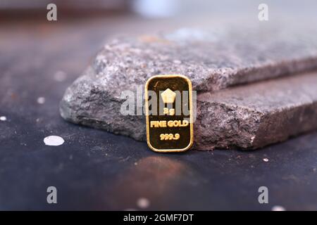 Sidoarjo, Indonésie - 21 juillet 2021 : barre d'or fine (barre d'or) sur fond noir, produite par PT Aneka Tambang (Antam) Indonésie. Banque D'Images