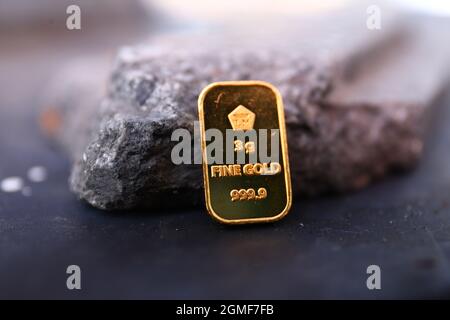 Sidoarjo, Indonésie - 21 juillet 2021 : barre d'or fine (barre d'or) sur fond noir, produite par PT Aneka Tambang (Antam) Indonésie. Banque D'Images