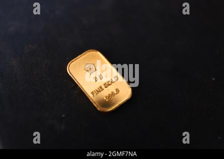 Sidoarjo, Indonésie - 21 juillet 2021 : barre d'or fine (barre d'or) sur fond noir, produite par PT Aneka Tambang (Antam) Indonésie. Banque D'Images