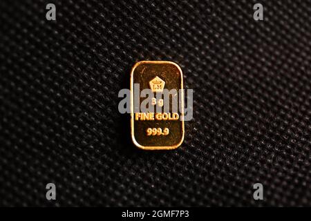 Sidoarjo, Indonésie - 21 juillet 2021 : barre d'or fine (barre d'or) sur fond noir, produite par PT Aneka Tambang (Antam) Indonésie. Banque D'Images