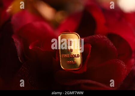 Sidoarjo, Indonésie - 21 juillet 2021 : barre d'or fine (barre d'or) sur fond noir, produite par PT Aneka Tambang (Antam) Indonésie. Banque D'Images
