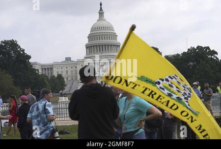 Washington, États-Unis. 18 septembre 2021. Les manifestants se réunissent pour le rassemblement « Justice pour J6 » à Washington, DC, le samedi 18 septembre 2021. Plus de 600 personnes ont été accusées lors de la manifestation pro-Trump du 6 janvier 2021 qui s'est transformée en une émeute au Capitole, blessant 140 policiers et causant la mort de cinq personnes. Photo de Leigh Vogel/UPI crédit: UPI/Alay Live News Banque D'Images