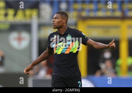 Milan, Italie, 18 septembre 2021. Denzel Dumfries du FC Internazionale se dirige vers le banc après avoir mis en place Lautaro Martinez du FC Internazionale pour le but d'ouverture pendant le match de la série A à Giuseppe Meazza, Milan. Le crédit photo devrait se lire: Jonathan Moscrop / Sportimage Banque D'Images