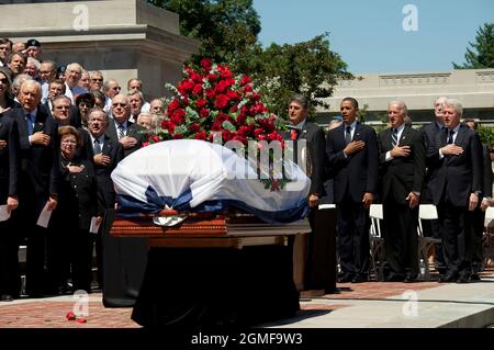 Le président Barack Obama, ainsi que le vice-président Joe Biden, le président Bill Clinton, la Virginie occidentale Gov. Joe Manchin et les membres du Congrès assistent au service commémoratif du sénateur Robert C. Byrd au Capitole de l'État à Charleston, dans la province de Virginie, le 2 juillet 2010. (Photo officielle de la Maison Blanche par Pete Souza) cette photo officielle de la Maison Blanche est disponible uniquement pour publication par les organismes de presse et/ou pour impression personnelle par le(s) sujet(s) de la photo. La photographie ne peut être manipulée d'aucune manière et ne peut pas être utilisée dans des documents commerciaux ou politiques, des publicités, des e-mails, Banque D'Images