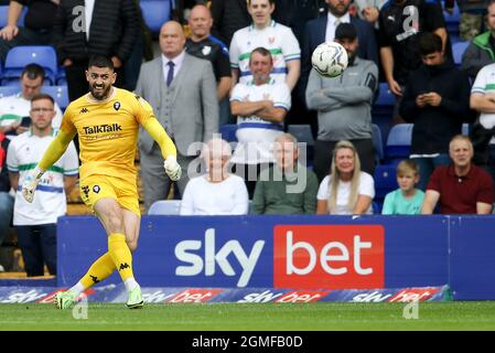 Birkenhead, Royaume-Uni. 18 septembre 2021. Tom King, gardien de but de Salford City, libère la balle. EFL Skybet football League Two Match, Tranmere Rovers / Salford City à Prenton Park, Birkenhead, Wirral le samedi 18 septembre 2021. Cette image ne peut être utilisée qu'à des fins éditoriales. Utilisation éditoriale uniquement, licence requise pour une utilisation commerciale. Aucune utilisation dans les Paris, les jeux ou les publications d'un seul club/ligue/joueur.pic par Chris Stading/Andrew Orchard sports Photography/Alamy Live News crédit: Andrew Orchard sports Photography/Alamy Live News Banque D'Images