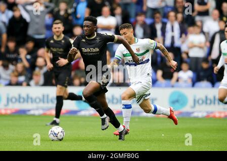 Birkenhead, Royaume-Uni. 18 septembre 2021. Matty Willock de Salford City semble s'éloigner de Kieron Morris de Tranmere Rovers. EFL Skybet football League Two Match, Tranmere Rovers / Salford City à Prenton Park, Birkenhead, Wirral le samedi 18 septembre 2021. Cette image ne peut être utilisée qu'à des fins éditoriales. Utilisation éditoriale uniquement, licence requise pour une utilisation commerciale. Aucune utilisation dans les Paris, les jeux ou les publications d'un seul club/ligue/joueur.pic par Chris Stading/Andrew Orchard sports Photography/Alamy Live News crédit: Andrew Orchard sports Photography/Alamy Live News Banque D'Images