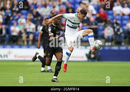 Birkenhead, Royaume-Uni. 18 septembre 2021. Kieron Morris de Tranmere Rovers contrôle la balle. EFL Skybet football League Two Match, Tranmere Rovers / Salford City à Prenton Park, Birkenhead, Wirral le samedi 18 septembre 2021. Cette image ne peut être utilisée qu'à des fins éditoriales. Utilisation éditoriale uniquement, licence requise pour une utilisation commerciale. Aucune utilisation dans les Paris, les jeux ou les publications d'un seul club/ligue/joueur.pic par Chris Stading/Andrew Orchard sports Photography/Alamy Live News crédit: Andrew Orchard sports Photography/Alamy Live News Banque D'Images