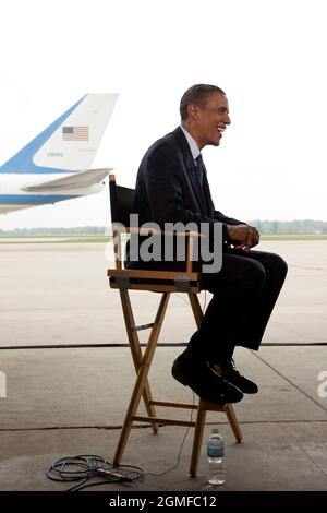 Le président Barack Obama est interviewé par Chuck Todd, de NBC News, à l'aéroport international Gerald R. Ford de Grand Rapids, au Michigan, le 15 juillet 2010. (Photo officielle de la Maison Blanche par Pete Souza) cette photo officielle de la Maison Blanche est disponible uniquement pour publication par les organismes de presse et/ou pour impression personnelle par le(s) sujet(s) de la photo. La photographie ne peut être manipulée d'aucune manière et ne peut pas être utilisée dans des documents commerciaux ou politiques, des publicités, des courriels, des produits, des promotions qui, de quelque manière que ce soit, suggèrent l'approbation ou l'approbation du Président, de la première famille, o Banque D'Images