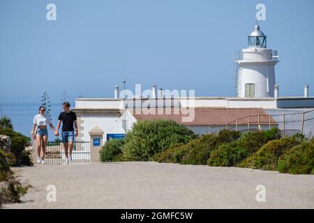 Jeune couple sur le phare du Cap blanc, Llucmajor, Majorque, Iles Baléares, Espagne. Banque D'Images