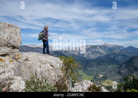 Château d'Alaro, homme sur les ruines des murs occidentaux, Alaro, Majorque, Iles Baléares, Espagne. Banque D'Images