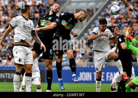 Milan, Italie. 18 septembre 2021. Milan Skriniar du FC Internazionale marque le but de 2-0 lors du match de football de la série A entre le FC Internazionale et le FC de Bologne au stade San Siro de Milan (Italie), le 18 septembre 2021. Photo Andrea Staccioli/Insidefoto crédit: Insidefoto srl/Alamy Live News Banque D'Images