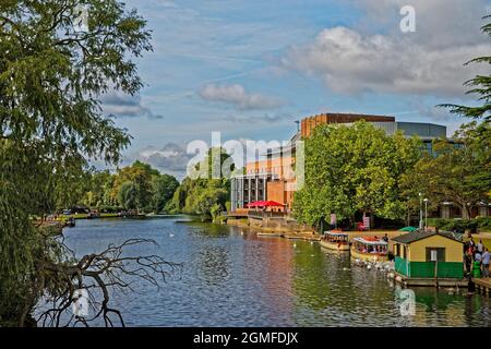 River Avon et le Royal Shakespeare Theatre de Stratford-upon-Avon, Warwickshire, Angleterre. Banque D'Images