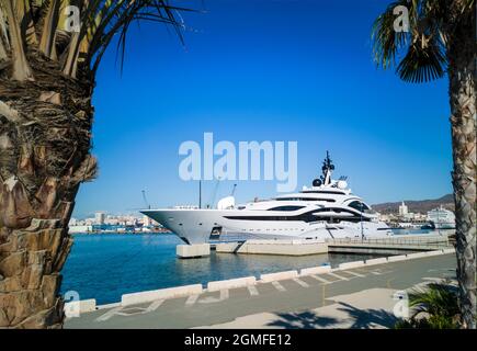 Le luxueux 'Al Lusail' de 123 mètres, propriété de l'émir du Qatar, dans le port de Malaga, en Espagne. Banque D'Images