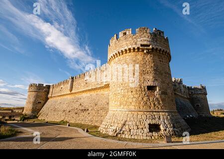 Château de Grajal de Campos, construction militaire du XVIe siècle sur les vestiges d'un autre château précédent du Xe siècle, castilla y Leon, Espagne. Banque D'Images