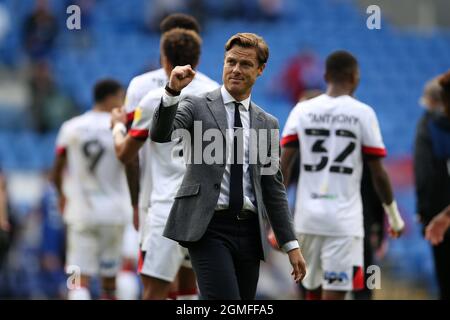 Cardiff, Royaume-Uni. 18 septembre 2021. Scott Parker, le directeur de l'AFC Bournemouth fête après le match. EFL Skybet Championship Match, Cardiff City v AFC Bournemouth au Cardiff City Stadium de Cardiff, pays de Galles, le samedi 18 septembre 2021. Cette image ne peut être utilisée qu'à des fins éditoriales. Utilisation éditoriale uniquement, licence requise pour une utilisation commerciale. Aucune utilisation dans les Paris, les jeux ou les publications d'un seul club/ligue/joueur. photo par Andrew Orchard/Andrew Orchard sports Photography/Alamy Live News crédit: Andrew Orchard sports Photography/Alamy Live News Banque D'Images