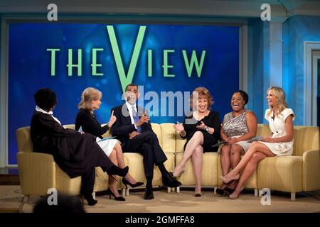 Le président Barack Obama enregistre un épisode de The View aux studios ABC à New York, New York, le 28 juillet 2010. Sur la photo, de gauche à droite, on trouve Whoopi Goldberg, Barbara Walters, Joy Behar, Sherri Shepherd et Elisabeth Hasselbeck. (Photo officielle de la Maison Blanche par Pete Souza) cette photo officielle de la Maison Blanche est disponible uniquement pour publication par les organismes de presse et/ou pour impression personnelle par le(s) sujet(s) de la photo. La photographie ne peut être manipulée d'aucune manière et ne peut pas être utilisée dans des documents commerciaux ou politiques, des publicités, des courriels, des produits, des promotions de quelque manière que ce soit Banque D'Images