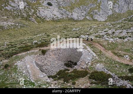 Cas de neu, gisement excavé à la fin du XVIIe siècle après J.-C. C., contreforts du puig d'en Galileu, Escorca, Majorque, Iles Baléares, Espagne. Banque D'Images