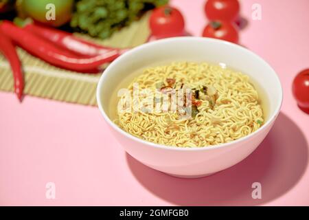 Soupe de nouilles Ramen dans un bol en céramique horizontal Banque D'Images