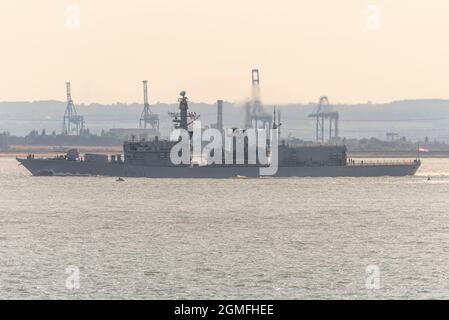 Southend on Sea, Essex, Royaume-Uni. 18 septembre 2021. Le frégate de type 23 HMS Argyll a navigué sur la Tamise pour se rendre en mer du Nord après l'exposition à l'événement Defense & Security Equipment International (DSEI) à Excel London. Le navire a été amarré dans le quai Royal Victoria Dock avec des équipements plus modernes. La frégate est la plus ancienne de type 23 qui dessert actuellement la Marine royale et doit prendre sa retraite en 2023, ayant été lancée en 1989 Banque D'Images