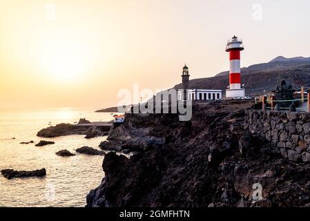 Coucher de soleil sur la côte volcanique au phare de Fuencaliente près du volcan Teneguia et des salinas à la Palma, Tenerife, Iles Canaries Banque D'Images