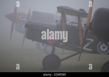 IWM Duxford, Cambridgeshire, Royaume-Uni. 18 septembre 2021. Le spectacle aérien de la bataille d'Angleterre aura lieu du 18-19 au 22 septembre au Musée impérial de la guerre IWM Duxford, L'ancien site de la RAF qui a joué un rôle central dans certains des jours les plus dramatiques de l'histoire du XXe siècle - servant de base à de nombreux pilotes de Spitfire et d'ouragan pendant la Seconde Guerre mondiale - avec le salon de l'aviation avec des acteurs fatigués des années 1940, Spitfires, Hurricanes image: WWI Royal Aircraft Factory SE5a biplan de l'équipe d'exposition de la Grande Guerre de Bremont garée sur un terrain d'aviation brumeux de Duxford à l'aube. Crédit : Malcolm Park/Alay Live News Banque D'Images