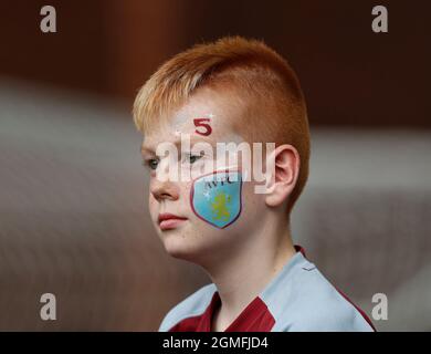 Birmingham, Angleterre, le 18 septembre 2021. Un jeune ventilateur Aston Villa avec visage peint lors du match de la Premier League à Villa Park, Birmingham. Le crédit photo doit être lu : Darren Staples / Sportimage Banque D'Images