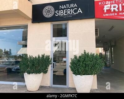 Monténégro, Budva - 18 septembre 2021 : fermeture du magasin Natura Siberica en raison d'un conflit d'entreprises Banque D'Images