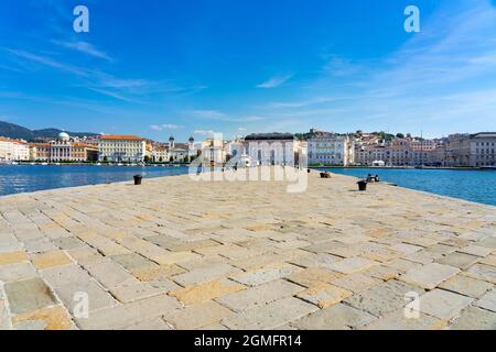 Vue sur la ville depuis la jetée molo audace à Trieste avec de beaux bâtiments. Banque D'Images