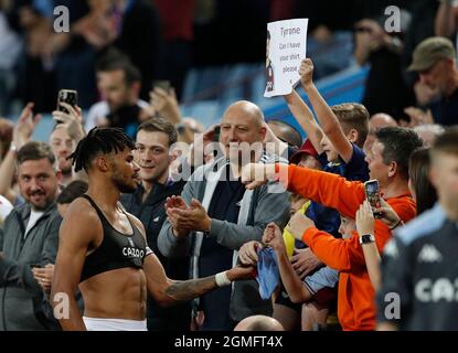 Birmingham, Angleterre, le 18 septembre 2021. Tyrone Mings d'Aston Villa remet son match court à un jeune fan lors du match de la Premier League à Villa Park, Birmingham. Le crédit photo doit être lu : Darren Staples / Sportimage Banque D'Images