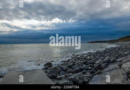 La plage de Llantwitt Major avec une mer rugueuse et la côte clairement en vue du sud du pays de Galles Banque D'Images