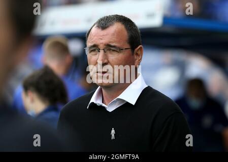 Birkenhead, Royaume-Uni. 18 septembre 2021. Gary Bowyer, directeur municipal de Salford, regarde. EFL Skybet football League Two Match, Tranmere Rovers / Salford City à Prenton Park, Birkenhead, Wirral le samedi 18 septembre 2021. Cette image ne peut être utilisée qu'à des fins éditoriales. Utilisation éditoriale uniquement, licence requise pour une utilisation commerciale. Aucune utilisation dans les Paris, les jeux ou les publications d'un seul club/ligue/joueur.pic par Chris Stading/Andrew Orchard sports Photography/Alamy Live News crédit: Andrew Orchard sports Photography/Alamy Live News Banque D'Images