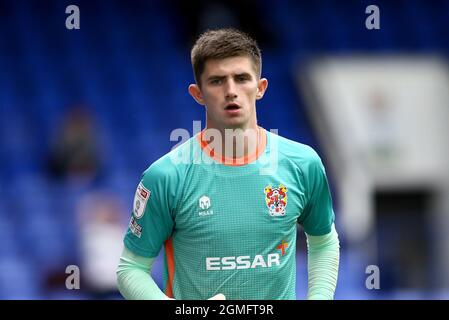 Birkenhead, Royaume-Uni. 18 septembre 2021. Tranmere Rovers le gardien de but Ross Doohan regarde dessus. EFL Skybet football League Two Match, Tranmere Rovers / Salford City à Prenton Park, Birkenhead, Wirral le samedi 18 septembre 2021. Cette image ne peut être utilisée qu'à des fins éditoriales. Utilisation éditoriale uniquement, licence requise pour une utilisation commerciale. Aucune utilisation dans les Paris, les jeux ou les publications d'un seul club/ligue/joueur.pic par Chris Stading/Andrew Orchard sports Photography/Alamy Live News crédit: Andrew Orchard sports Photography/Alamy Live News Banque D'Images