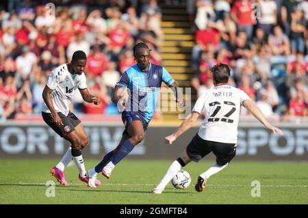 High Wycombe, Royaume-Uni. 18 septembre 2021. Anthony Stewart de Wycombe Wanderers et Jonathan Leko (en prêt de Birmingham City) de Charlton Athletic lors du match Sky Bet League 1 entre Wycombe Wanderers et Charlton Athletic à Adams Park, High Wycombe, en Angleterre, le 18 septembre 2021. Photo d'Andy Rowland. Crédit : Prime Media Images/Alamy Live News Banque D'Images