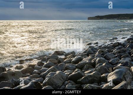 La plage de Llantwitt Major avec une mer rugueuse et la côte clairement en vue du sud du pays de Galles Banque D'Images