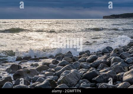 La plage de Llantwitt Major avec une mer rugueuse et la côte clairement en vue du sud du pays de Galles Banque D'Images