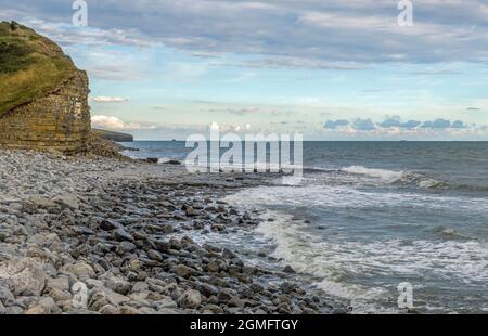 La plage de Llantwitt Major avec une mer rugueuse et la côte clairement en vue du sud du pays de Galles Banque D'Images