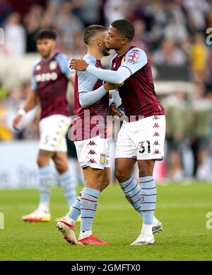 Leon Bailey (à droite) d'Aston Villa épouse un coéquipier à la fin du match de la Premier League à Villa Park, Birmingham. Date de la photo: Samedi 18 septembre 2021. Banque D'Images