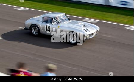 Goodwood, Royaume-Uni. 17 septembre 2021. Ferrari 250 GT conduite par Jochen Mass et Hohn Hugenholtz dans le Stirling Moss Memorial Trophy au Goodwood Revival Festival au circuit de Goodwood, Sussex, Royaume-Uni, le 17 septembre 2021. Photo de Phil Hutchinson. Utilisation éditoriale uniquement, licence requise pour une utilisation commerciale. Aucune utilisation dans les Paris, les jeux ou les publications d'un seul club/ligue/joueur. Crédit : UK Sports pics Ltd/Alay Live News Banque D'Images