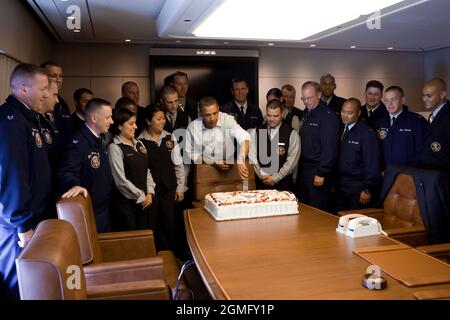 Le président Barack Obama célèbre le 20e anniversaire de la Force aérienne One avec des membres de l'équipage lors d'un vol entre Milwaukee, Wisc., et joint base Andrews, Maryland, le 6 septembre 2010. (Photo officielle de la Maison Blanche par Pete Souza) cette photo officielle de la Maison Blanche est disponible uniquement pour publication par les organismes de presse et/ou pour impression personnelle par le(s) sujet(s) de la photo. La photographie ne peut être manipulée d'aucune manière et ne peut pas être utilisée dans des documents commerciaux ou politiques, des publicités, des courriels, des produits, des promotions qui, de quelque manière que ce soit, suggèrent une approbation ou un endosperme Banque D'Images