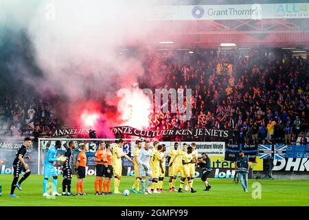 CHARLEROI, BELGIQUE - SEPTEMBRE 18 : les fans du Club Brugge ont ouvert des feux d'artifice lors du match Jupiler Pro League entre le Sporting Charleroi et le Club Brugge au Stade du pays de Charleroi le 18 septembre 2021 à Charleroi, Belgique (photo de Joris Verwijst/Orange Pictures) Banque D'Images