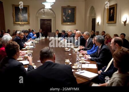 Le président Barack Obama rencontre des membres du Cabinet dans la salle du Cabinet de la Maison Blanche, le 15 septembre 2010. (Photo officielle de la Maison Blanche par Pete Souza) cette photo officielle de la Maison Blanche est disponible uniquement pour publication par les organismes de presse et/ou pour impression personnelle par le(s) sujet(s) de la photo. La photographie ne peut être manipulée d'aucune manière et ne peut pas être utilisée dans des documents commerciaux ou politiques, des publicités, des courriels, des produits, des promotions qui, de quelque manière que ce soit, suggèrent l'approbation ou l'approbation du Président, de la première famille ou de la Maison Blanche. Banque D'Images