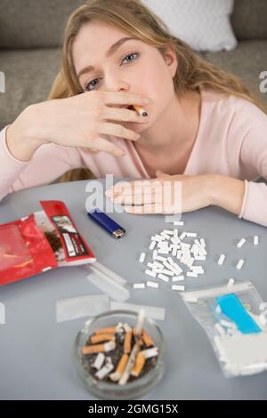 femme fume une cigarette mince de gros plan Banque D'Images