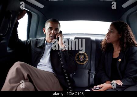 Le président Barack Obama, avec le chef de cabinet de la politique Mona Sutphen, parle au téléphone avec California Gov. Arnold Schwarzenegger, alors qu'il était en cortège lors d'un voyage à Richmond, en Virginie, le 29 septembre 2010. (Photo officielle de la Maison Blanche par Pete Souza) cette photo officielle de la Maison Blanche est disponible uniquement pour publication par les organismes de presse et/ou pour impression personnelle par le(s) sujet(s) de la photo. La photographie ne peut être manipulée d'aucune manière et ne peut pas être utilisée dans des documents commerciaux ou politiques, des publicités, des e-mails, des produits, des promotions qui, de quelque manière que ce soit, suggèrent APP Banque D'Images