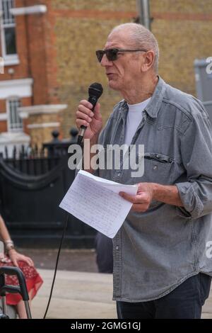 Londres, Royaume-Uni. 18 septembre 2021. Un orateur du centre de loisirs de Brixton, sauvé jusqu'à présent en étant classé en Grade II après une campagne. Les groupes communautaires de Brixton qui luttent contre la douceur se réunissent pour un rassemblement sur la place Windrush avec de la musique, des discours, des actions et de la bonne nourriture. Ils disent que le Conseil de Lambeth permet aux développeurs de décider de l'avenir de Brixton avec des développements tels que la tour Hondo par le milliardaire texan Taylor McWilliams, qui déplace les communautés et fait taire leur voix. Peter Marshall/Alay Live News Banque D'Images