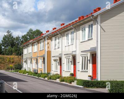 Rue avec maisons de ville de style scandinave ou appartements en copropriété Banque D'Images