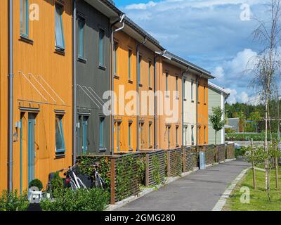 Rue avec maisons de ville de style scandinave ou appartements en copropriété Banque D'Images